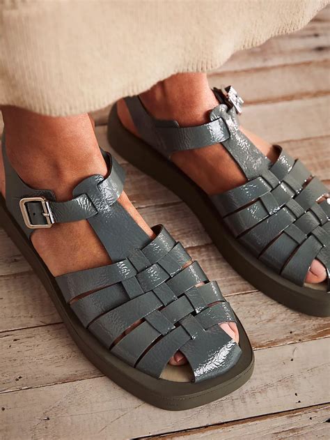 how to wear fisherman sandals.